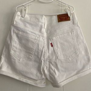 Levi’s Bright White Mid-Rise Mid-Length Shorts